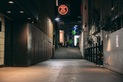 横浜ビブレ横の通路と夜間の休憩場所、商業施設の夜景