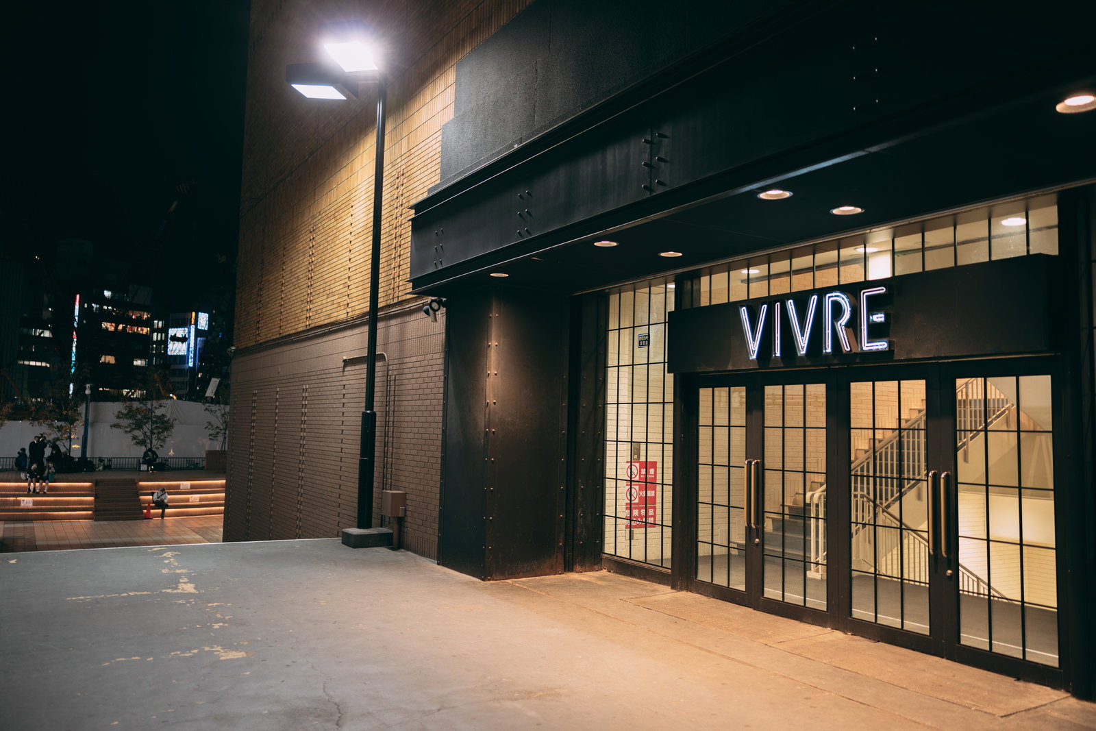 夜のビブレ横入り口通路、VIVRE看板が光る広場