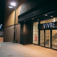 ビブレ横の入り口通路、夜間照明に照らされた出入り口の写真
