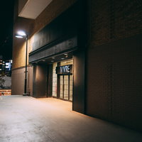 VIVRE横の夜間通路と広場の照明風景の写真