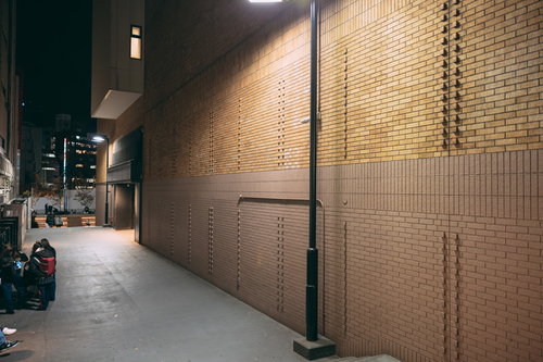 ビブレ横の通路に集まる人々の群れと商業施設の風景