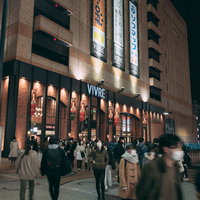 夜間の横浜VIVRE（ビブレ）前の人混みの写真