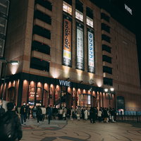 閉店間際の横浜VIVRE（ビブレ）前の人混みの写真