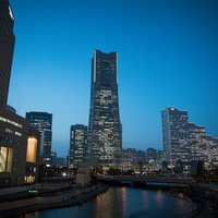 さくらみらい橋から撮影したランドマークタワーと高層ビル群の夜景の写真