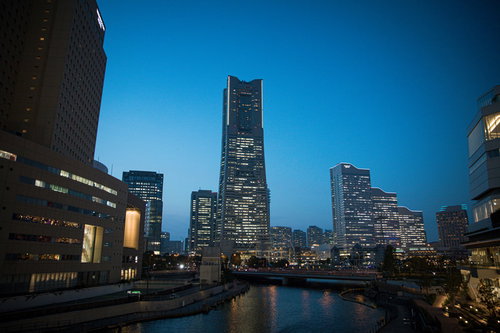 さくらみらい橋から撮影したランドマークタワーと高層ビル群の夜景