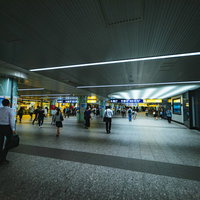 横浜駅地下連絡通路を行き交う通勤ラッシュの人々の写真