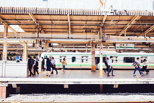 横浜駅のホームで電車を待つ乗客たち、朝の通勤ラッシュ