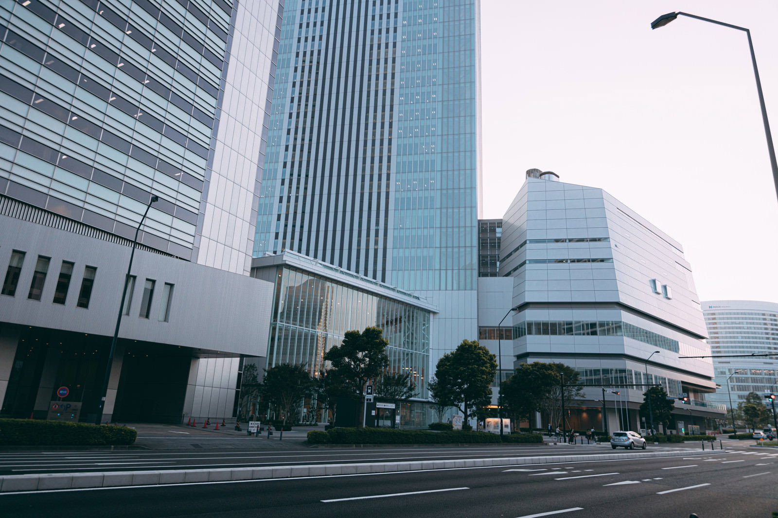 横浜新市庁舎を中心とした現代的な高層ビル群の街並み