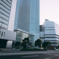 中区の北仲通南に移転した横浜新市庁舎とみなとみらいの高層ビル群の写真