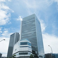 みなとみらい21エリアに移転した横浜市役所の高層ビルの写真