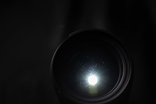 光を当ててレンズ内の水滴痕を確認する