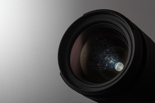 カメラレンズに付着した水滴と結露の痕跡、湿気による曇りと光の屈折