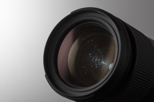 レンズ内部に結露した水滴痕が残るカメラの状態