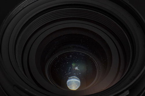 結露による水滴痕が残り修理する前のカメラレンズ