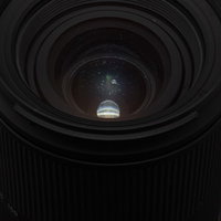 カメラレンズ内部に残る結露による水滴痕と湿気対策の写真