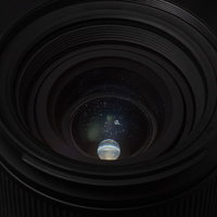 カメラレンズ内に結露で発生した水滴の跡と光学性能への影響の写真