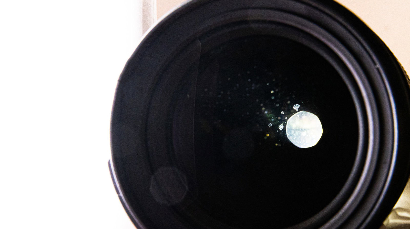 レンズ内部に結露による白い水滴痕が複数見える状態