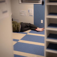 フェリーの2等和室で横になって休む人の写真の写真