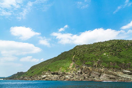 岩礁に囲まれた与那国島の海岸線と断崖絶壁の風景