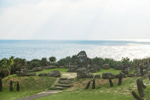 与那国島 日本最西端の地 記念碑と海