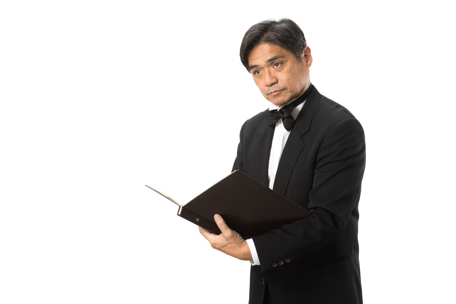黒いスーツを着た執事がメニューを確認している［モデル：よたか］