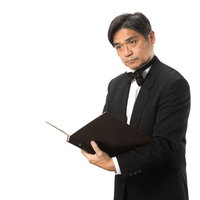 ご予約を確認している執事の対応とメニュー提示の写真