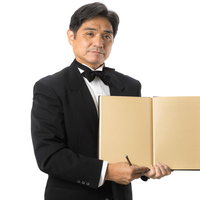 メニューを見せる執事風の中年男性ウェイターの写真