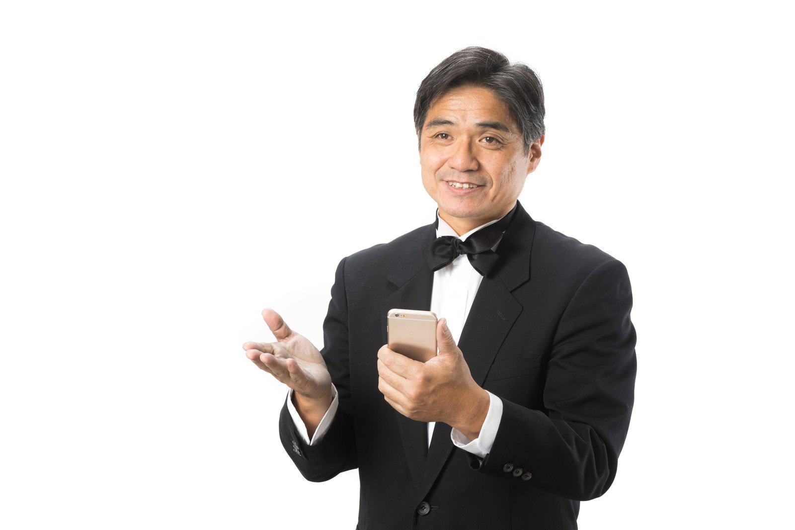 黒いスーツを着てスマートフォンを持ち案内するホテルマンの男性［モデル：よたか］