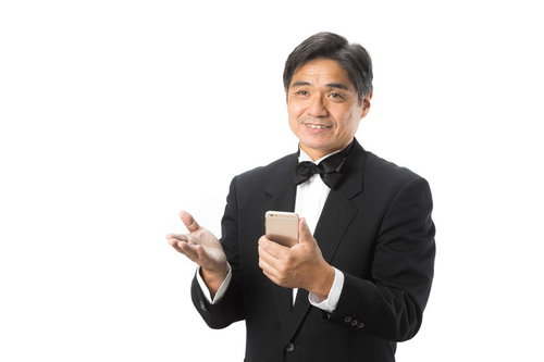 スマホで宿泊予約を確認するホテルマンの案内