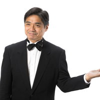 黒いタキシードで笑顔で案内する支配人、蝶ネクタイ着用の写真