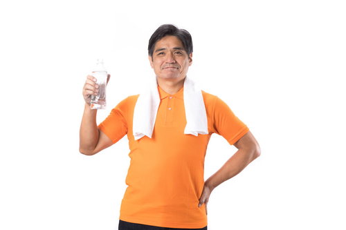 水分補給を欠かさないパパ、オレンジ色のスポーツウェア姿