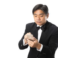 スマホで案内出来ずに焦る支配人・ウェイターの写真
