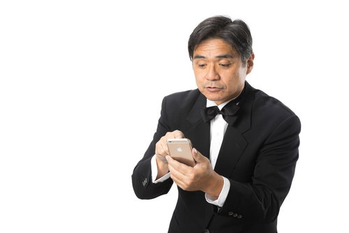 スマホで案内出来ずに焦る支配人・ウェイター