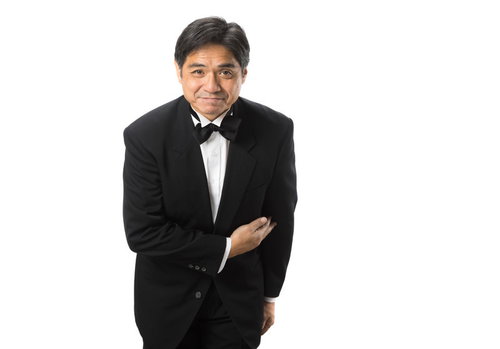 お待ちしておりました。ウェイター姿で腕組みする男性