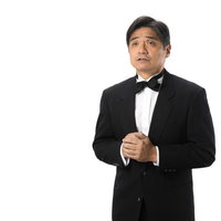 心配そうに見つめる支配人の紳士、タキシード姿の中年男性の写真