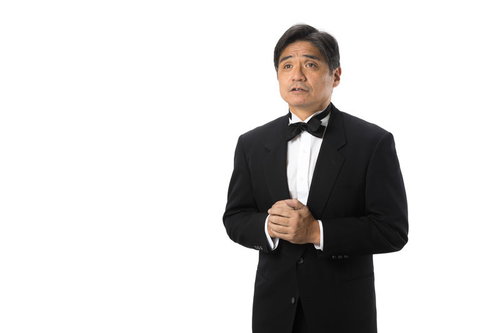 心配そうに見つめる支配人の紳士、タキシード姿の中年男性