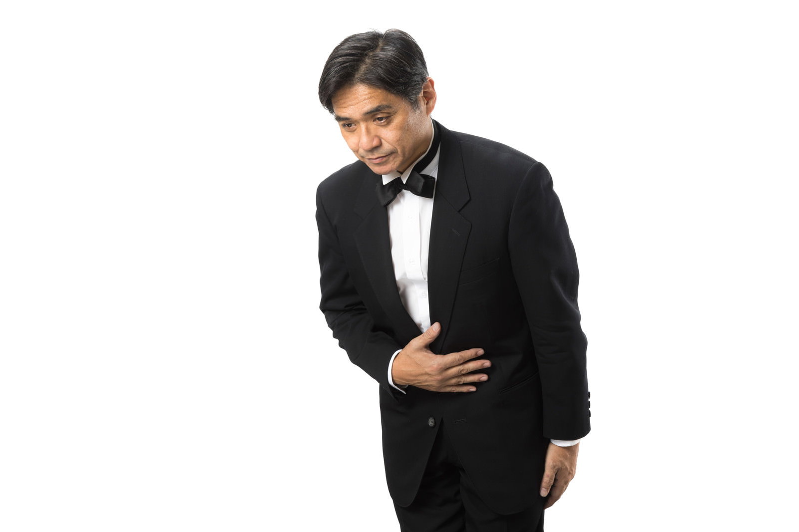 黒いタキシードを着た男性がお辞儀をしている［モデル：よたか］
