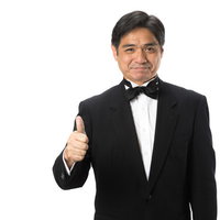 親指を立ててグッジョブのジェスチャーをする執事の写真