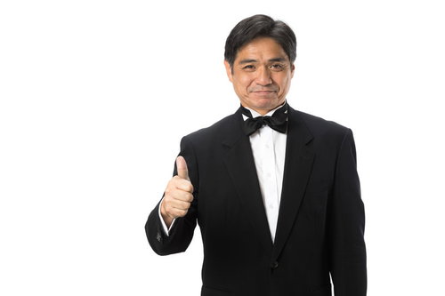 親指を立ててグッジョブのジェスチャーをする執事
