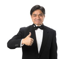 笑顔でいいね！ する執事の写真