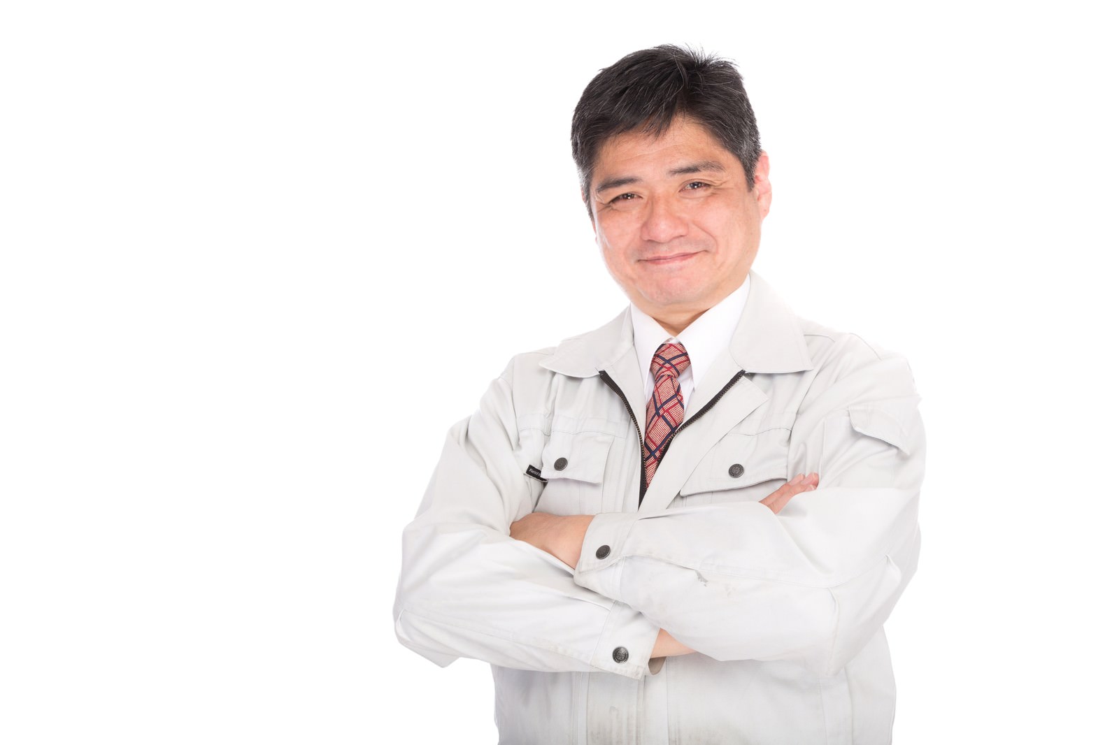 白い作業着を着た男性社長が腕を組んで笑っている［モデル：よたか］