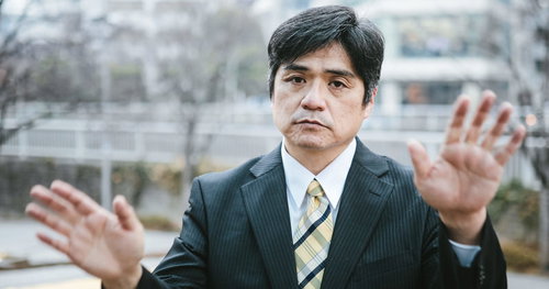 まだ、慌てるような時間じゃない、と制止する部長