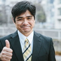 明日があるさ部長のサムズアップ！承認と成功を表現するビジネスマンの写真