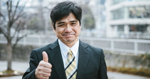 明日があるさ部長のサムズアップ！承認と成功を表現するビジネスマン
