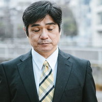 寒い時期に屋外で待たされる部長の写真