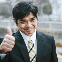 外回りから帰ってきた部長のサムズアップ姿の写真