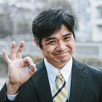 ニコニコスマイルでオッケーサインを出す部長の写真