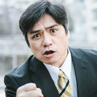 もっと気合入れてこうよ！と指を立てて怒る男性の写真