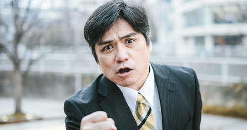 もっと気合入れてこうよ！と指を立てて怒る男性
