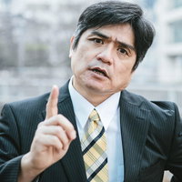 怒ると何度も同じ話を繰り返す中間管理職の男性の写真